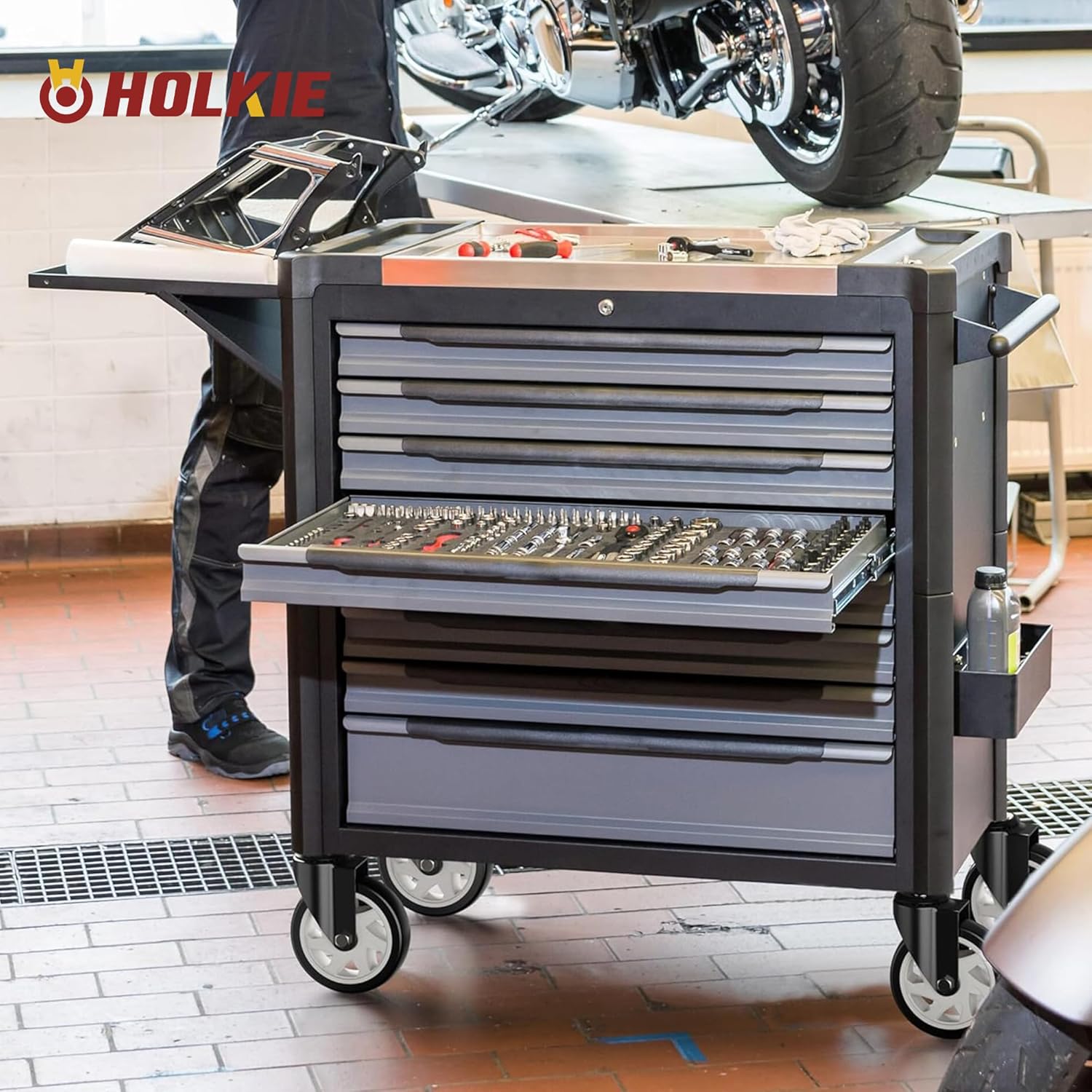 Tool cabinet on 5" no brake wheels - Holkie